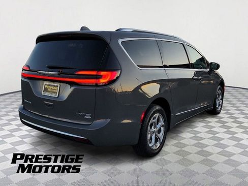 Used 2021 Chrysler Pacifica Limited AWD/4WD image 7