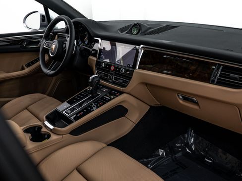 Certified 2026 Porsche Macan AWD/4WD image 12