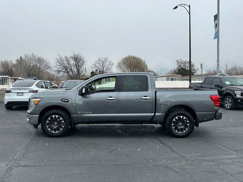 Used 2017 Nissan Titan SV image 8