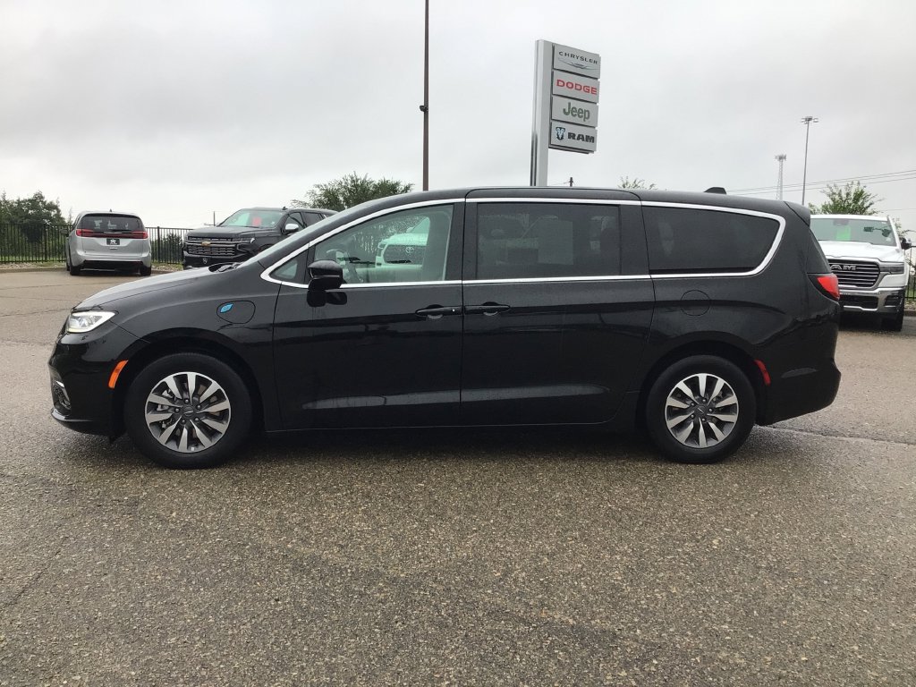 Used 2024 Chrysler Pacifica Limited FWD image 3