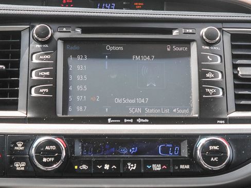 Used 2018 Toyota Highlander Plus FWD image 14