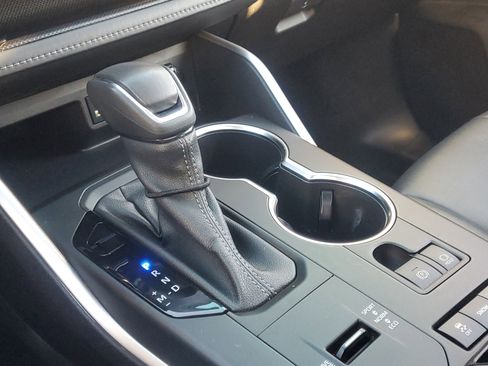 Used 2022 Toyota Highlander XLE image 32