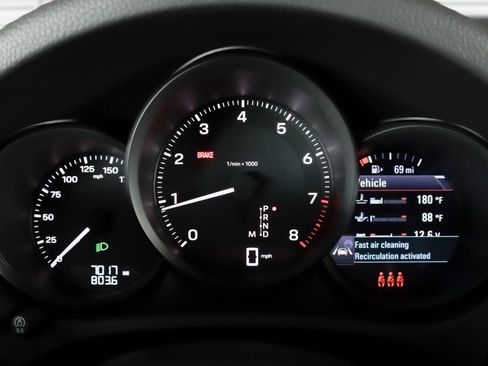 Certified 2026 Porsche Macan AWD/4WD image 17