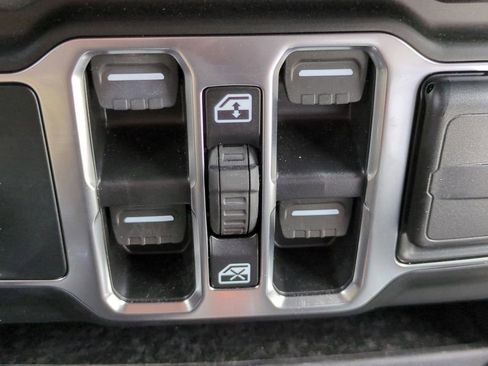 Used 2025 Jeep Wrangler Unlimited Sport AWD/4WD image 18