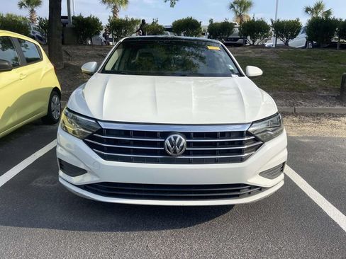 Used 2019 Volkswagen Jetta SE FWD image 2