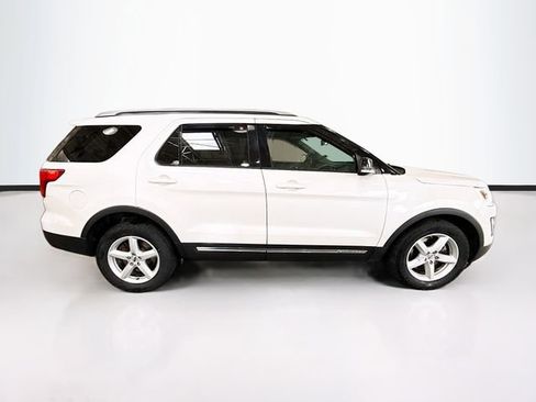 Used 2017 Ford Explorer XLT w/ Equipment Group 202A AWD/4WD image 5