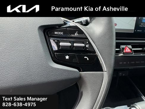Certified 2025 Kia Niro FWD image 12