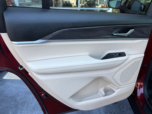 Used 2024 Jeep Grand Cherokee L Limited image 11