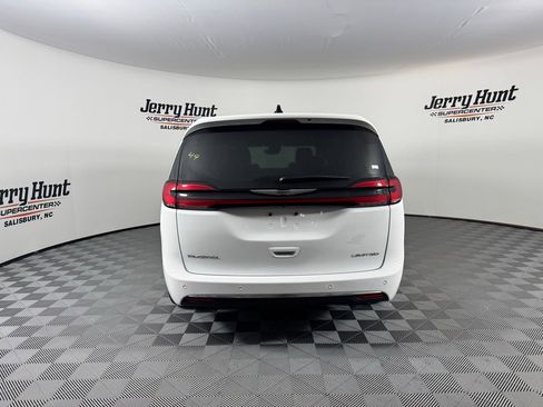 Used 2024 Chrysler Pacifica Limited image 9