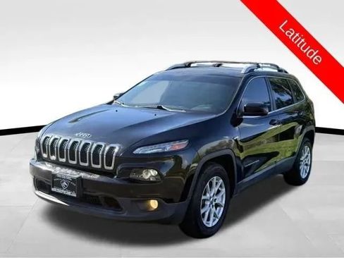 Used 2017 Jeep Cherokee Latitude AWD/4WD image 3