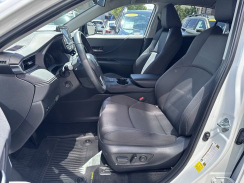 Used 2024 Toyota Venza LE AWD/4WD image 5