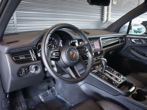 Certified 2026 Porsche Macan AWD/4WD image 4
