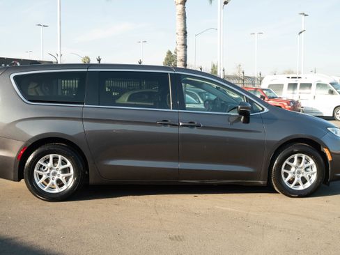 Used 2023 Chrysler Pacifica Touring-L image 9
