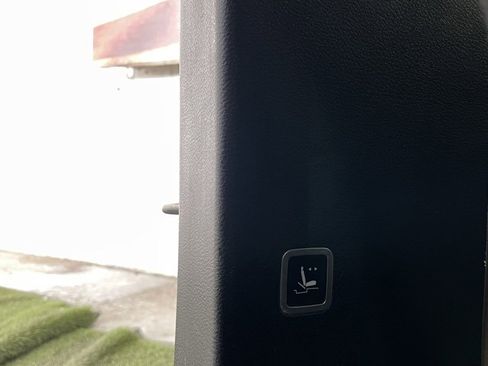 Used 2018 Chrysler Pacifica L image 17