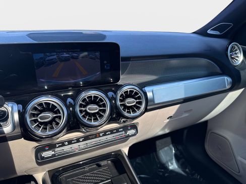 Used 2020 Mercedes-Benz GLB 250 w/ Premium Package image 27