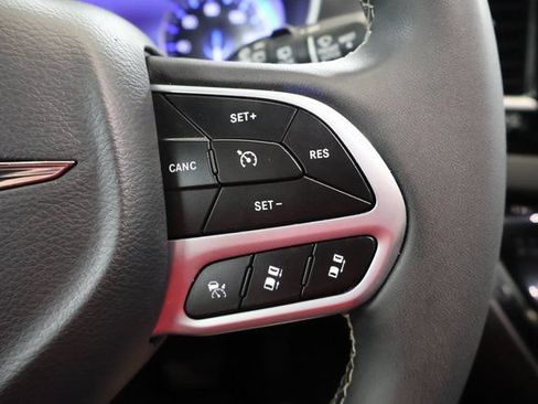 Used 2025 Chrysler Pacifica Select FWD image 16