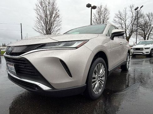 Used 2021 Toyota Venza XLE w/ Carpet Mat Package (TMS) image 9