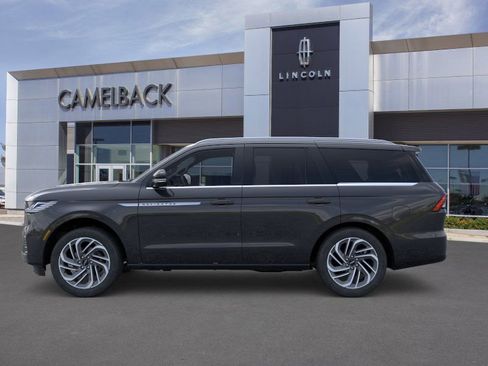 New 2025 Lincoln Navigator Reserve image 3
