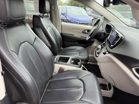 Used 2022 Chrysler Pacifica Touring-L FWD image 13