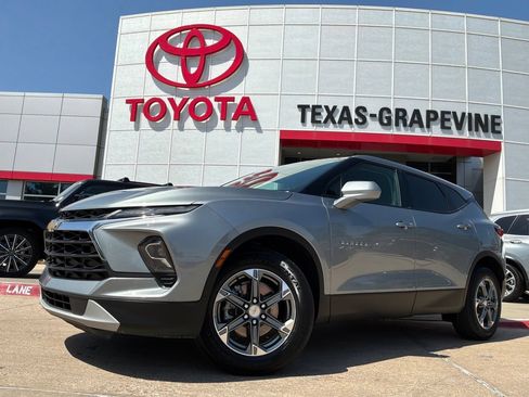 Used 2025 Chevrolet Blazer LT FWD image 2