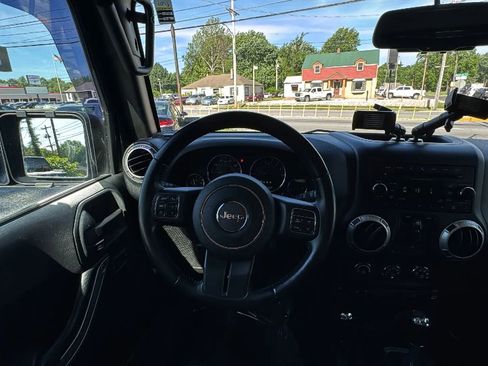 Used 2016 Jeep Wrangler Unlimited Rubicon w/ Connectivity Group AWD/4WD image 10