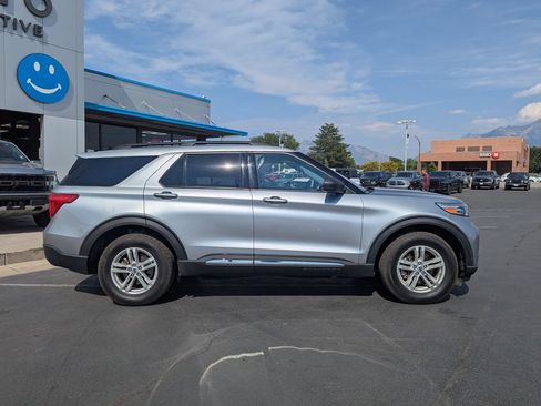 Used 2023 Ford Explorer XLT w/ Equipment Group 202A AWD/4WD image 2