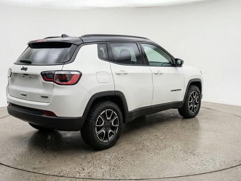 Used 2025 Jeep Compass Trailhawk image 9