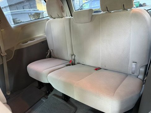Used 2012 Toyota Sienna LE w/ Towing Pkg AWD/4WD image 10