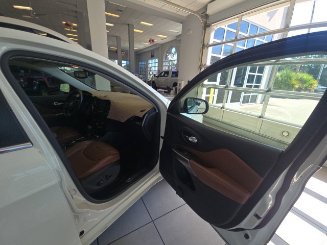 Used 2019 Jeep Cherokee Overland w/ Technology Group FWD image 16
