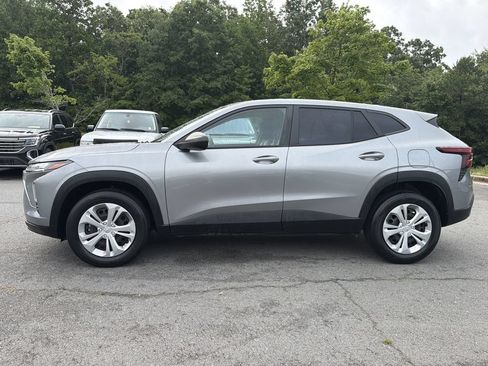 Used 2024 Chevrolet Trax LS w/ Driver Confidence Package FWD image 2