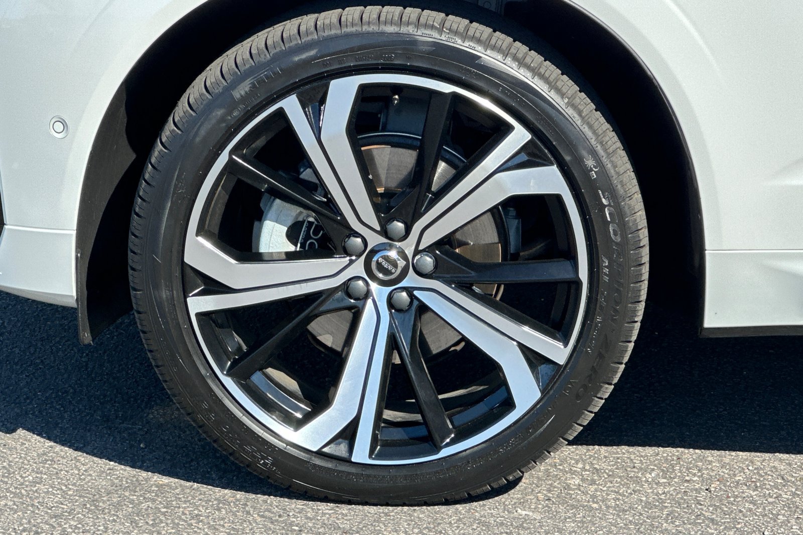 Certified 2024 Volvo XC60 B5 Ultimate w/ Protection Package Premier AWD/4WD image 12