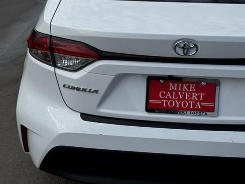 Used 2025 Toyota Corolla LE FWD image 10