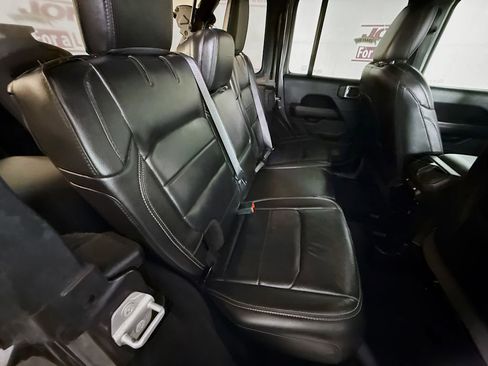 Used 2018 Jeep Wrangler Unlimited Sahara image 31