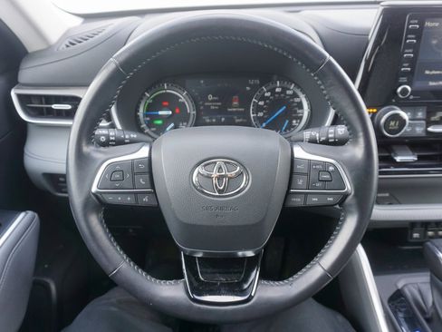 Used 2021 Toyota Highlander XLE image 3