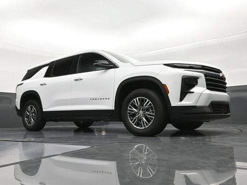 Used 2024 Chevrolet Traverse LS FWD image 26