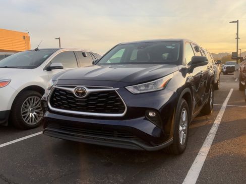 Used 2020 Toyota Highlander LE image 2