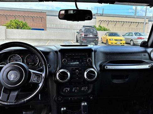 Used 2013 Jeep Wrangler Unlimited Sahara AWD/4WD image 9