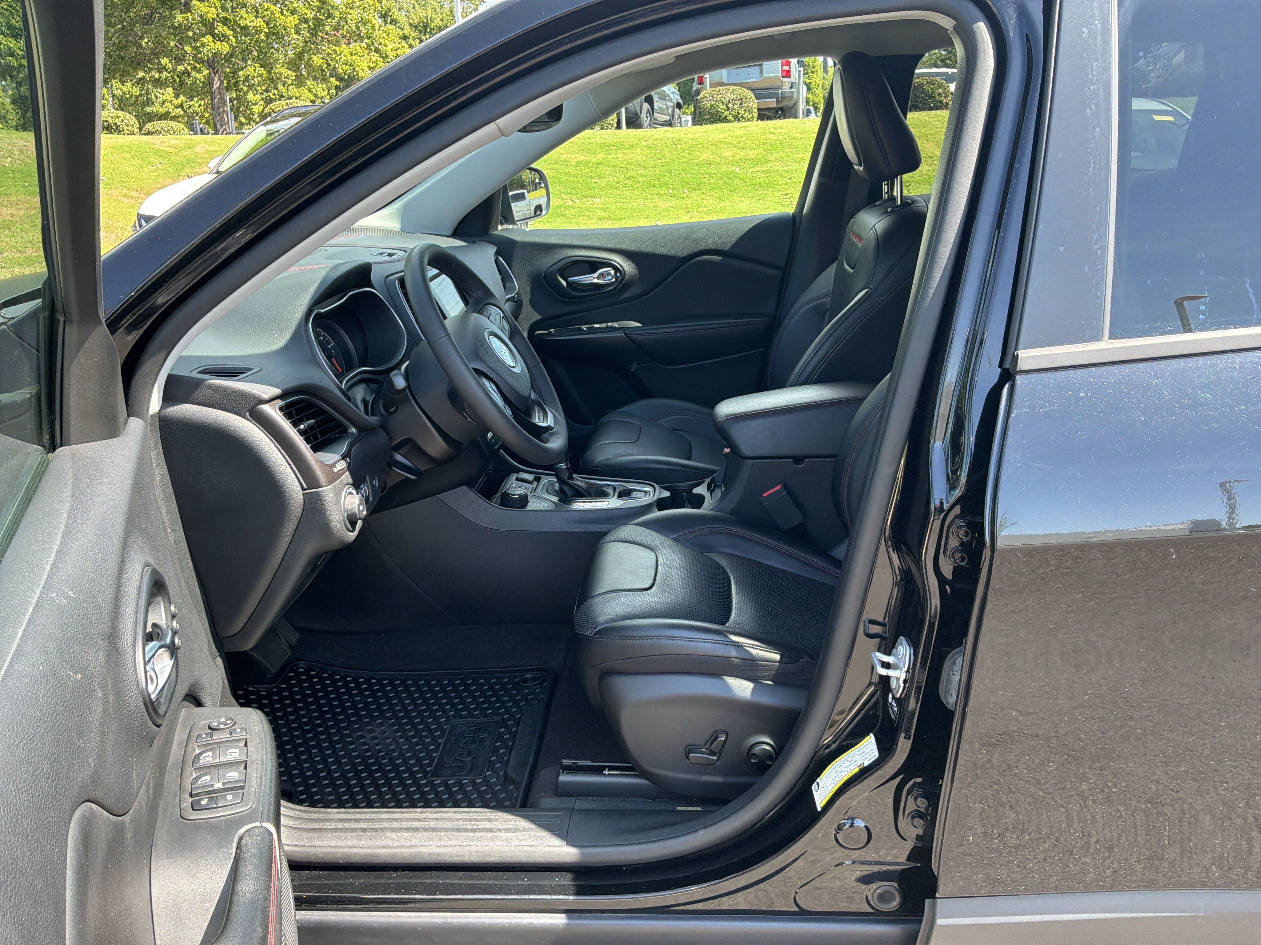 Used 2022 Jeep Cherokee Trailhawk w/ Premium Leather Package AWD/4WD image 16