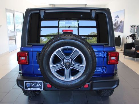 Used 2018 Jeep Wrangler Unlimited Sahara w/ LED Lighting Group AWD/4WD image 26