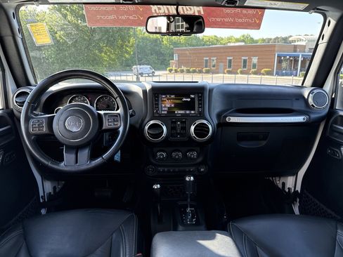 Used 2017 Jeep Wrangler Unlimited Sahara w/ Connectivity Group AWD/4WD image 27