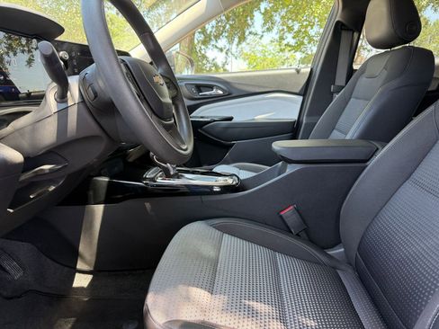 Used 2025 Chevrolet Trax LT FWD image 28