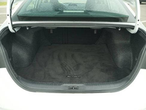 Used 2025 Nissan Altima 2.5 SV FWD image 17