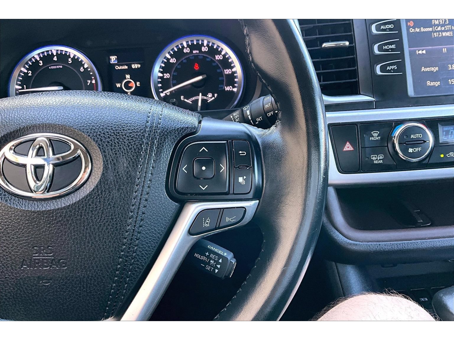 Used 2017 Toyota Highlander XLE w/ Carpet Mat Package AWD/4WD image 12