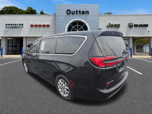 Certified 2023 Chrysler Pacifica Touring-L FWD image 6