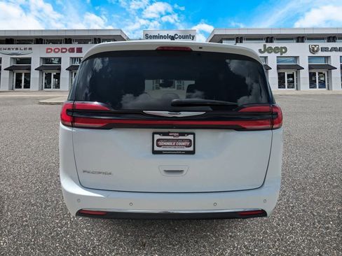 Used 2023 Chrysler Pacifica Touring-L FWD image 7