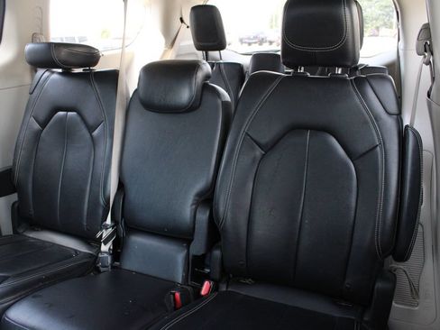 Used 2022 Chrysler Pacifica Touring-L w/ Uconnect Theater Family Group FWD image 20