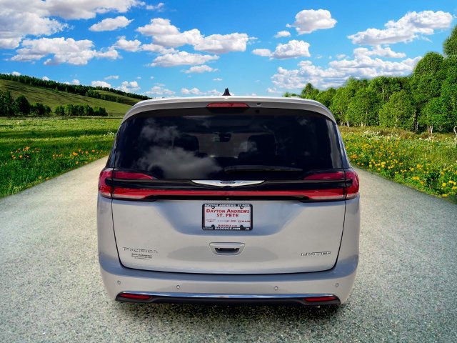 Used 2023 Chrysler Pacifica Limited FWD image 5