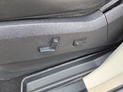Used 2016 Chrysler Town & Country Touring-L FWD image 40
