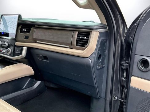 Used 2024 Ford Expedition Limited image 21