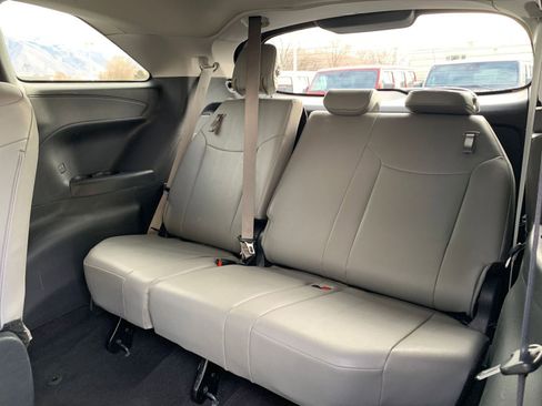Used 2025 Toyota Sienna XLE image 17